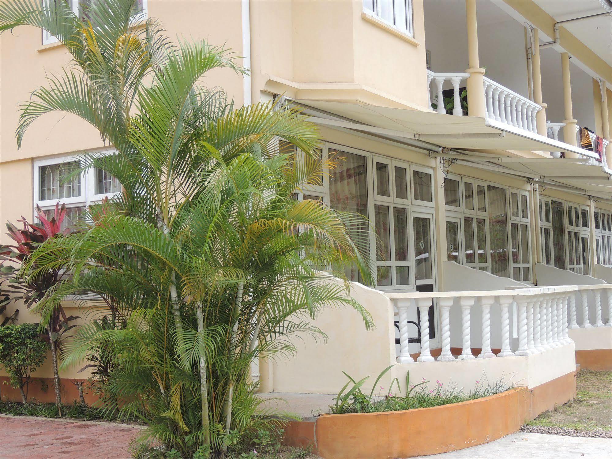 Reef Holiday Apartments Anse aux Pins Eksteriør bilde